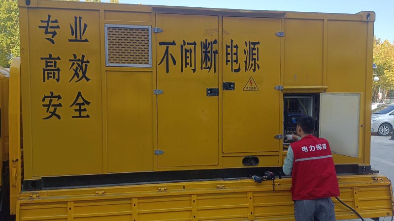 科尔沁左翼中柴油发电机组和UPS电源配合使用时，如何避免切换过程中的电力中断？